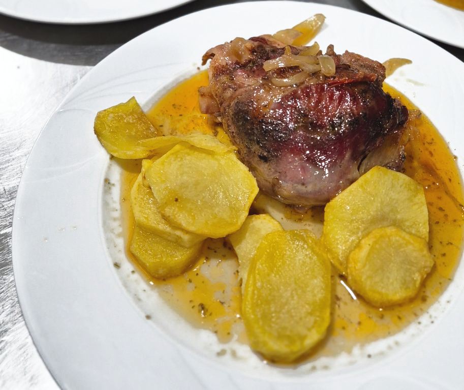 Carrillera asada al horno con patatas