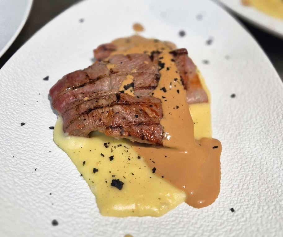 Secreto a la brasa con parmentier de patatas y alioli de ajo asado y teriyaki