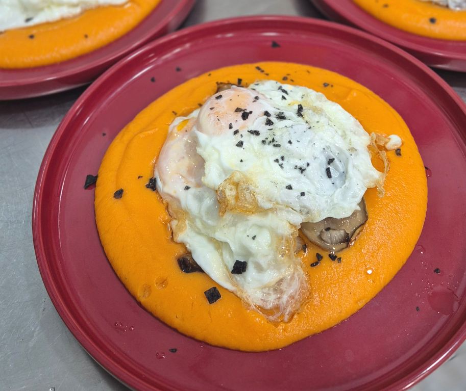 Parmentier de boniato con verduras asadas y huevos
