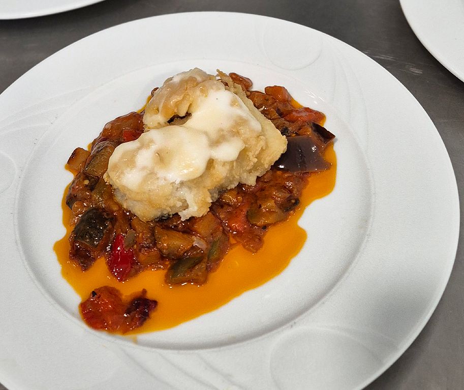 Bacalao al graten de ajo y miel con pisto manchego