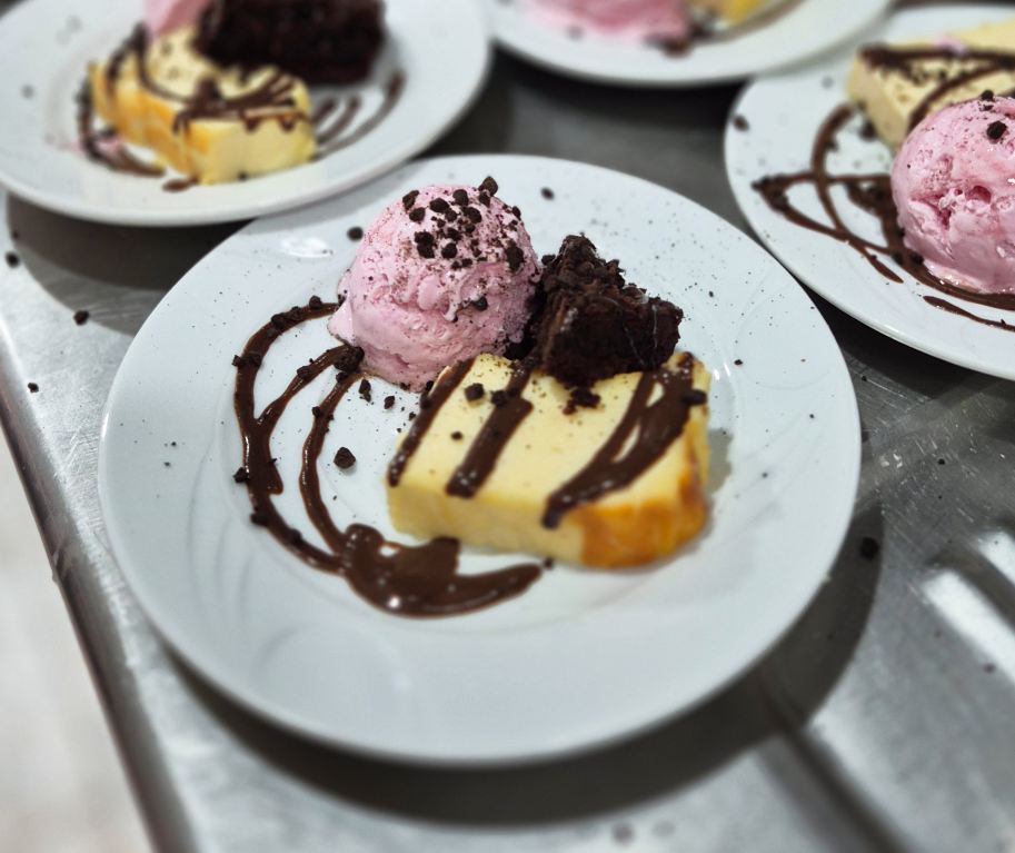 Brownie de chocolate, tarta de queso y helado de fresa
