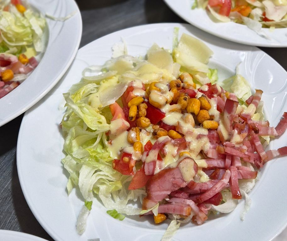 Ensalada de bacon, kikos, queso curado y vinagreta de yogurt y mostaza